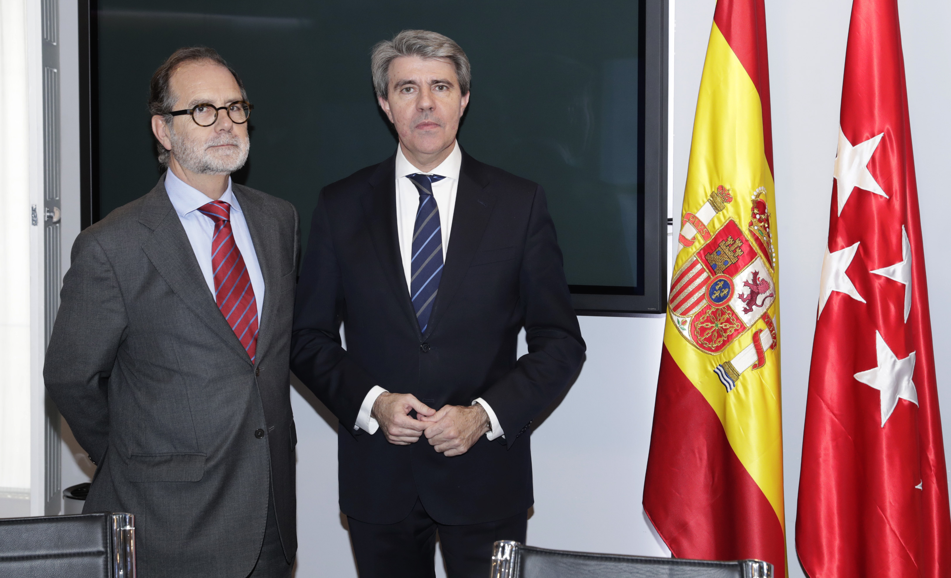 El consejero de Presidencia y Justicia de la Comunidad de Madrid, Ángel Garrido, con el presidente del TSJ de Madrid, Francisco Vieira